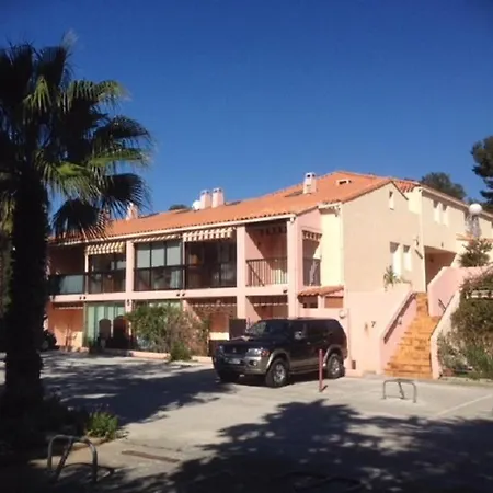 בית נופש Renecros 1 A 30 M De La Grande Terrasse Wifi Clim Parking בנדול